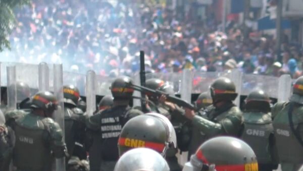 Столкновения на границе Венесуэлы и Колумбии - сотни пострадавших - Sputnik Latvija