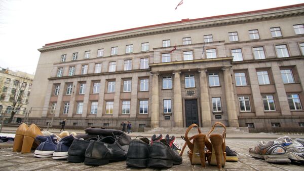 Латвийцы приносят обувь к зданию кабмина - Sputnik Latvija