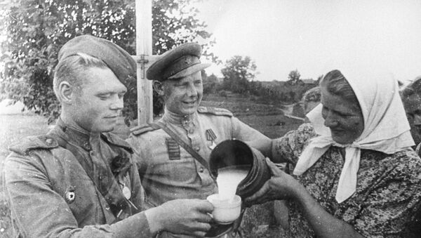 Солдаты Красной Армии после освобождения Риги от гитлеровцев, октябрь 1944 года - Sputnik Latvija