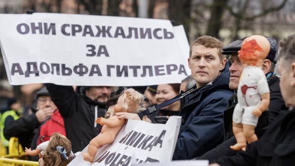 Андрей Пагор на акции антифашистов против шествия легионеров в Риге - Sputnik Латвия