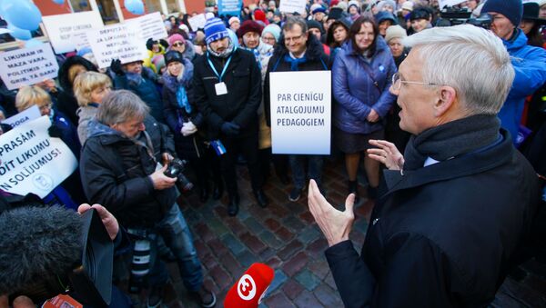 Премьер Кришьянис Кариньш на акции протеста Латвийского профсоюза работников образования и науки - Sputnik Latvija