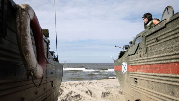 Военнослужащий береговых войск Балтийского флота во время тактических учений в Калининградской области - Sputnik Latvija