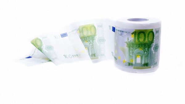 Туалетная бумага с рисунком денежных купюр - Sputnik Латвия
