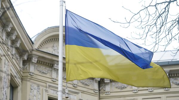 Флаг Украины у здания посольства в Риге - Sputnik Латвия