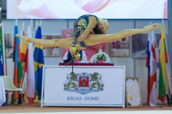 Украинка Анастасия Валентирова, занявшая 16-е место в многоборье, выполняет упражнение с булавами - Sputnik Латвия