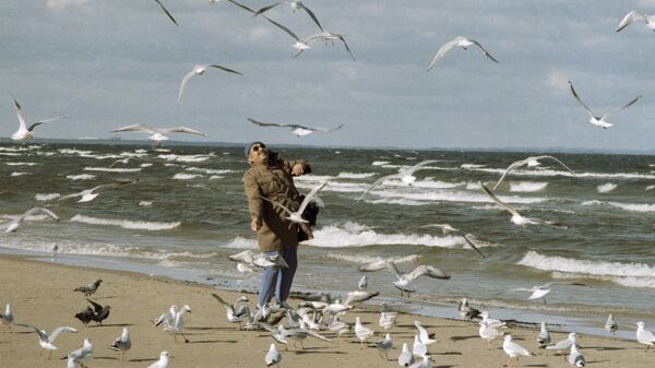 Отдыхающий на пляже Юрмалы в окружении чаек, 1986 - Sputnik Латвия