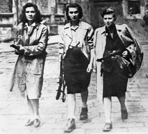 Вооруженные участницы движения Сопротивления на улицах города Иврея во время Второй Мировой войны, 1945 год - Sputnik Латвия