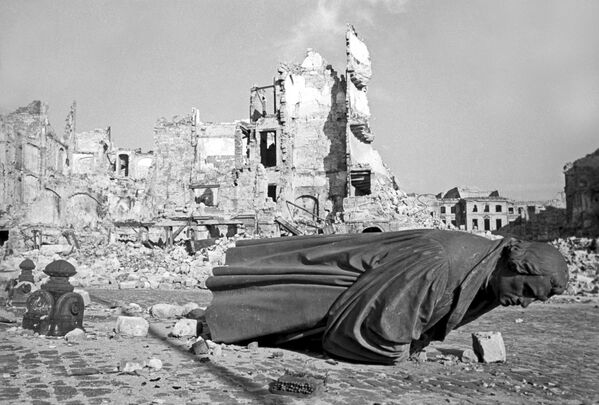 Руины Дрездена, пострадавшего от воздушного налета американской авиации, 1945 год - Sputnik Латвия