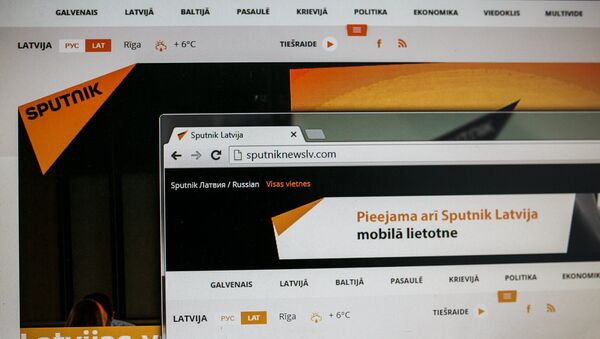 Монитор компьютера с сайтом Sputnik Латвия - Sputnik Latvija