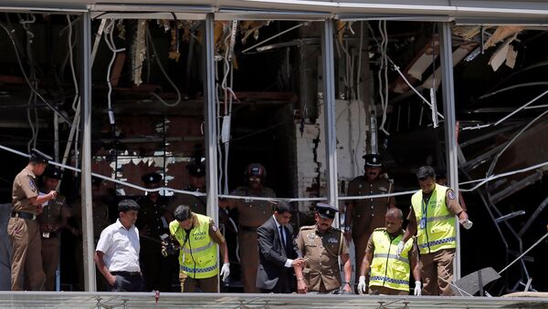 Полицейские и чиновники на месте взрыва в отеле Шангри-Ла в Коломбо, Шри-Ланка - Sputnik Латвия