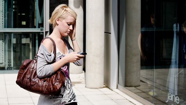 Meitene ar tālruni. Foto no arhīva - Sputnik Latvija