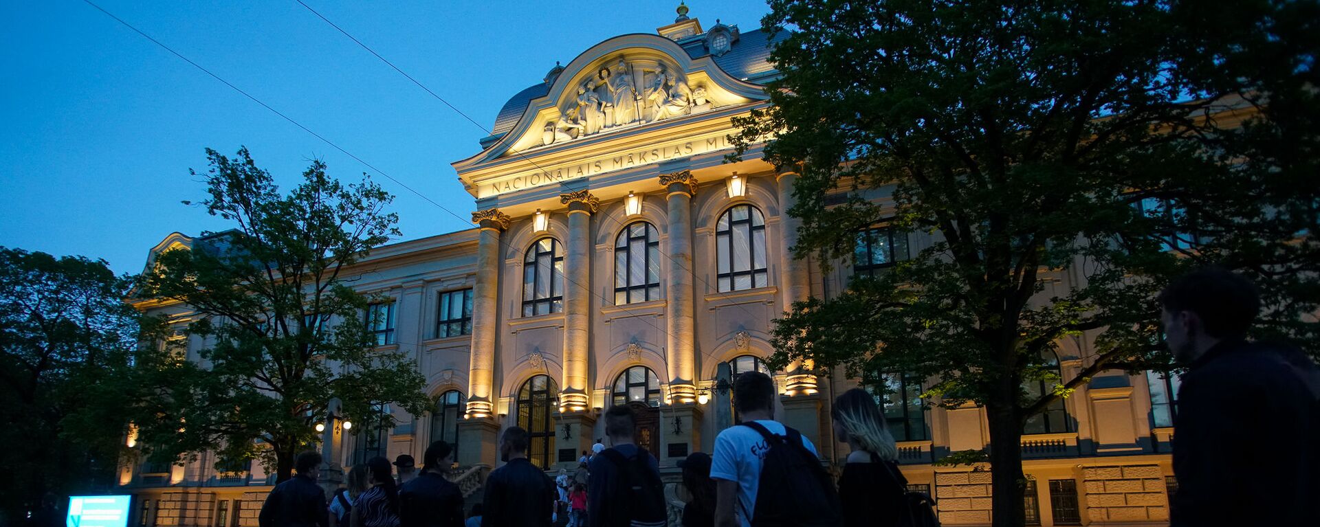 Посетители в очереди в Национальный художественный музей во время акции Ночь музеев в Риге - Sputnik Латвия, 1920, 07.06.2021