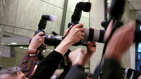 Фоторепортеры на пресс-конференции - Sputnik Latvija