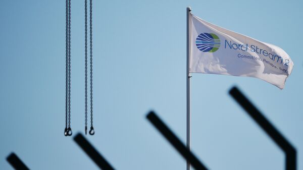 Флаг с символикой компании Nord Stream 2 AG, ведущей строительство газопровода Северный поток - 2 - Sputnik Латвия