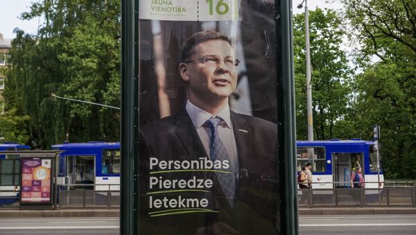 Валдис Домбровскис на предвыборном плакате - Sputnik Latvija
