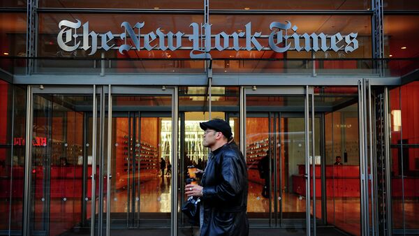 Люди  у входа в здание американской газеты Нью-Йорк Таймс в Нью-Йорке - Sputnik Latvija