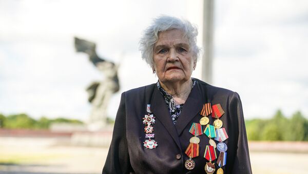 На Церемонию возложения венков к памятнику Освободителям Риги пришли ветераны - Sputnik Latvija