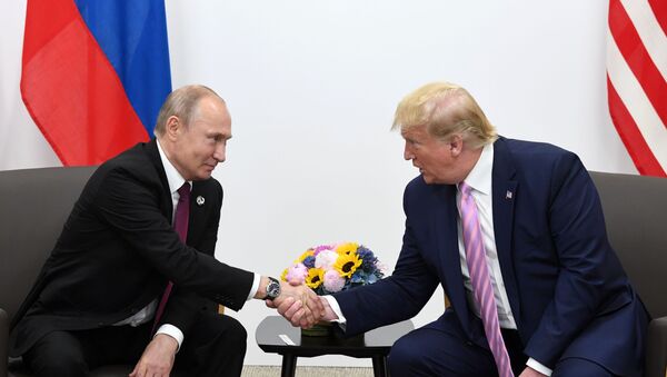 Президент РФ Владимир Путин и президент США Дональд Трамп во время встречи на полях саммита Группы двадцати в Осаке - Sputnik Latvija
