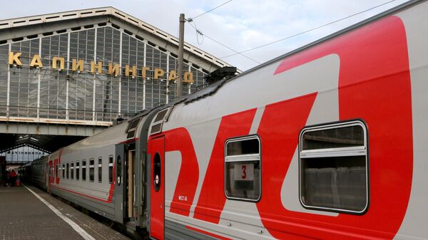 Фирменный поезд Янтарь, следующий по маршруту Москва-Калининград, на Южном вокзале Калининграда - Sputnik Latvija