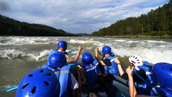 Туристы сплавляются по реке Катунь в Алтайском крае - Sputnik Латвия