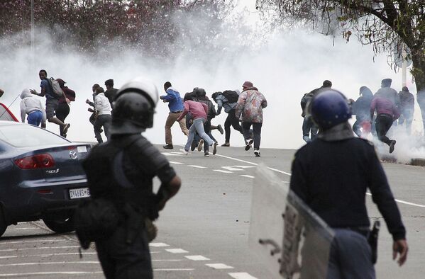 Полиция применяет слезоточивый газ против студентов-демонстрантов в Питермарицбурге, ЮАР. - Sputnik Латвия