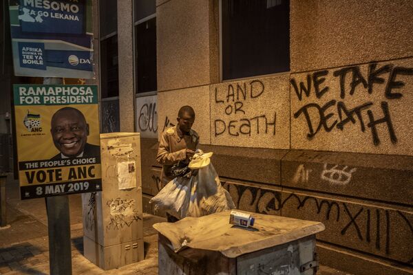 На улицах Йоханнесбурга, ЮАР. - Sputnik Латвия
