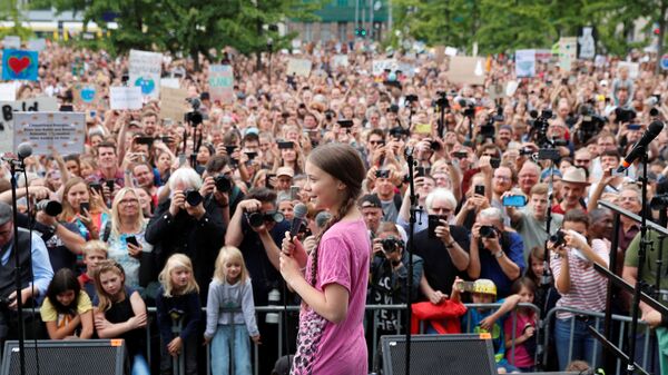 Шведская активистка Грета Тунберг во время акции Пятницы ради будущего в Берлине. 19 июля 2019 - Sputnik Latvija