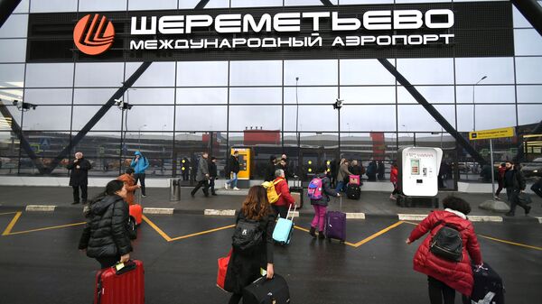 Пассажиры у входа в терминал B международного аэропорта Шереметьево в Москве - Sputnik Latvija