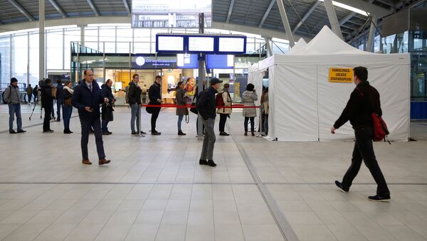 Очередь в палатку для голосования на Центральном вокзале Утрехта - Sputnik Latvija