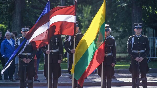 Почетный караул с флагами Эстонии, Латвии и Литвы - Sputnik Latvija