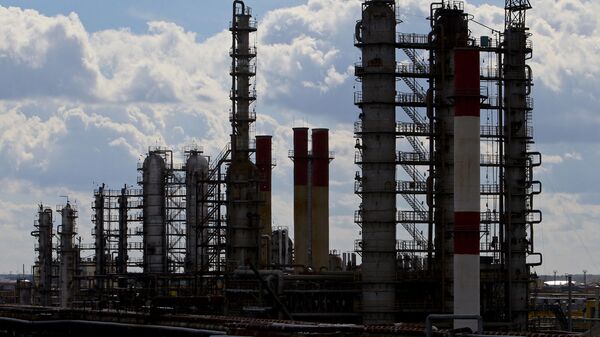 Нефтеперерабатывающий завод Нафтан в Новополоцке - Sputnik Латвия