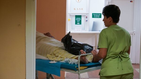 Медсестра везет пациента на каталке - Sputnik Латвия