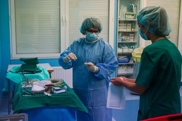 Medicīnas māsas gatavo materiālus operācijai Daugavpils reģionālajā slimnīcā - Sputnik Latvija