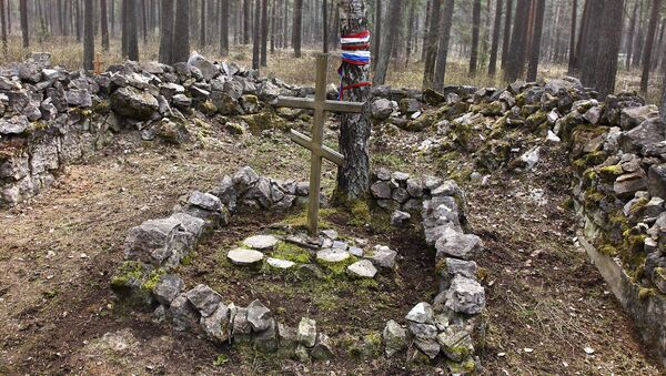 Игорь Гусев собрал то, что разбросали вандалы во время погрома на кладбище - Sputnik Латвия