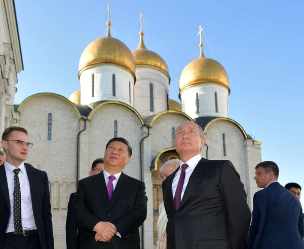 Председатель КНР Си Цзиньпин и президент России Владимир Путин во время экскурсии по Кремлю - Sputnik Латвия