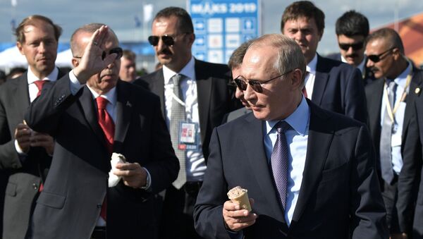 Президент РФ Владимир Путин и президент Турции Реджеп Тайип Эрдоган с мороженым во время посещения Международного авиакосмического салона МАКС-2019 - Sputnik Latvija