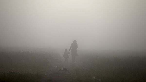 Женщина с ребенком в тумане - Sputnik Латвия