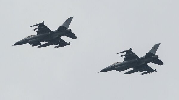 Истребители F-16 Дании во время военного парада в Риге в День независимости Латвии - Sputnik Latvija