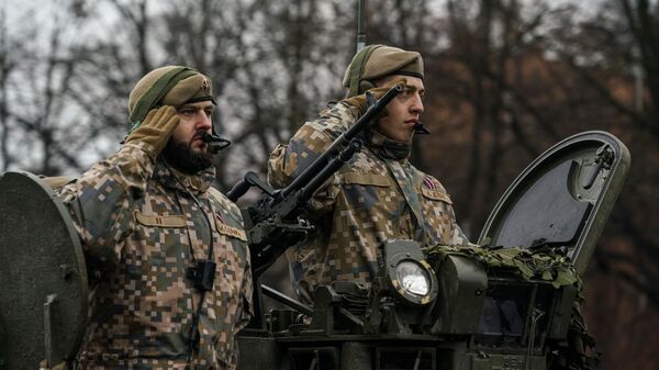 Экипаж латвийской БМП CVRT во время военного парада в Риге в День независимости Латвии - Sputnik Latvija