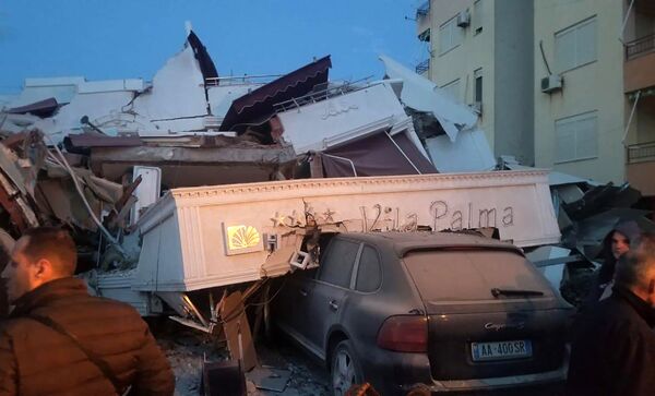 Здание разрушенного землетрясением отеля на западе Албании, 26 ноября 2019 - Sputnik Латвия