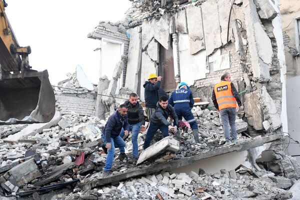 Спасатели разбирают обломки здания близ Тираны после землетрясения, 26 ноября 2019 - Sputnik Латвия