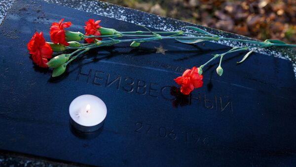 В преддверии Дня неизвестного солдата дипломаты посольства России и сочувствующие рижане возложили цветы и зажгли поминальные свечи на воинских захоронениях в Риге - Sputnik Латвия