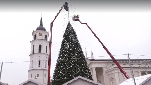 Мэрия Вильнюса показала на видео установку рождественской елки - Sputnik Латвия