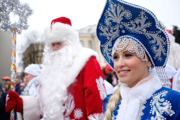Дед Мороз и его помощница Снегурочка в Краснодаре, Россия - Sputnik Латвия