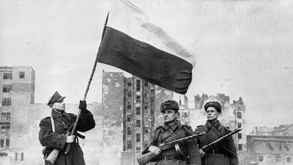 Варшавско-Познанская наступательная операция частей Красной Армии и Войска Польского .14—17 января 1945 г. Над Варшавой взвился польский национальный флаг. - Sputnik Латвия