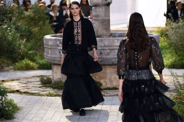 Неделя моды в Париже Haute Couture: Chanel - Sputnik Латвия