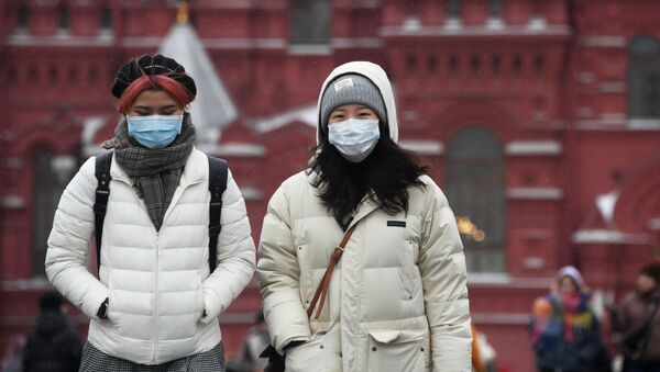 Иностранные туристы в защитных масках на Красной площади в Москве - Sputnik Латвия