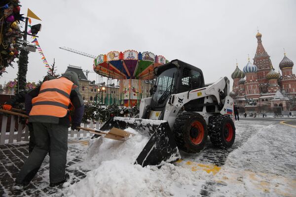 Уборка снега в Москве  - Sputnik Латвия