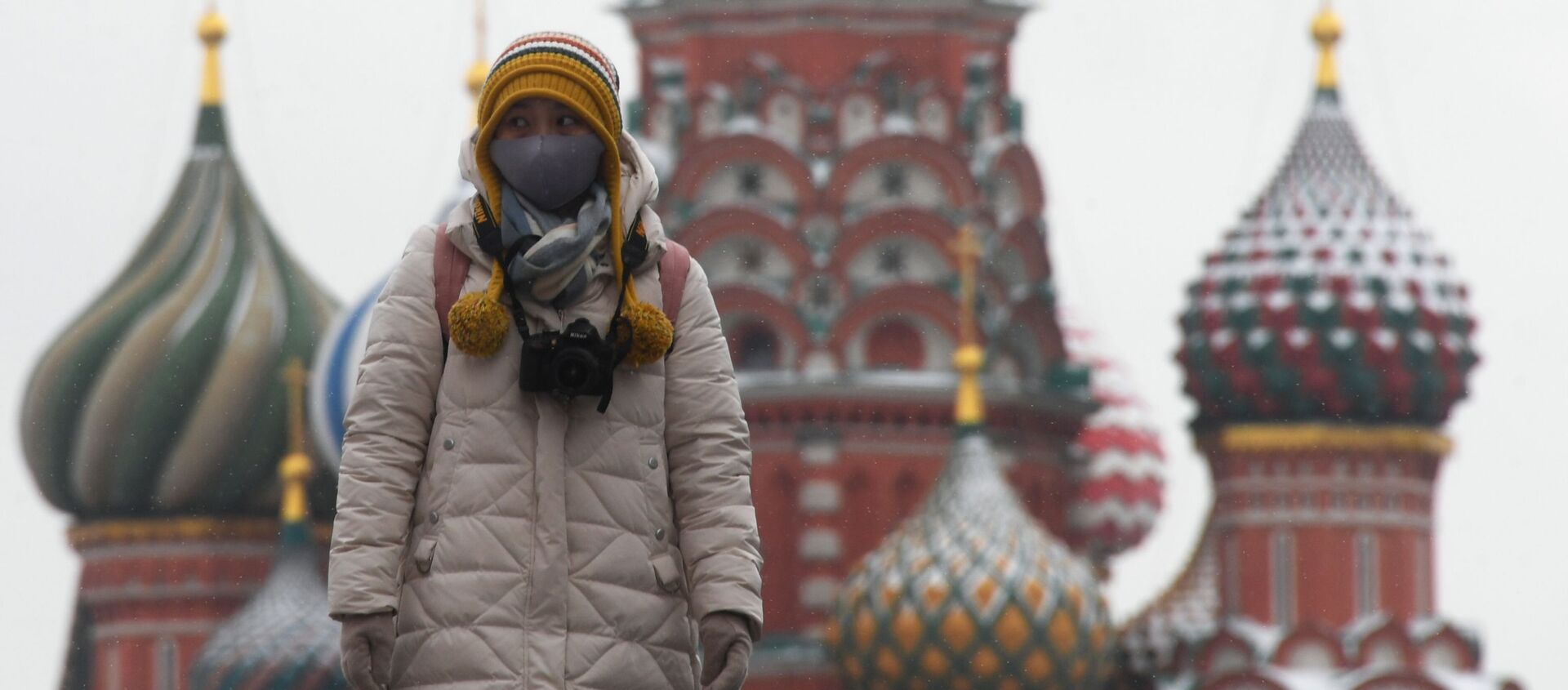Иностранная туристка в защитной маске на Красной площади в Москве - Sputnik Латвия, 1920, 01.01.2021