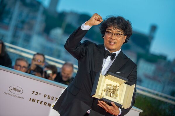 Получивший Золотую пальмовую ветвь южнокорейский режиссер Пон Джун-хо на фотосессии победителей в рамках церемонии закрытия 72-го Каннского кинофестиваля (25 мая 2019). Канны - Sputnik Латвия